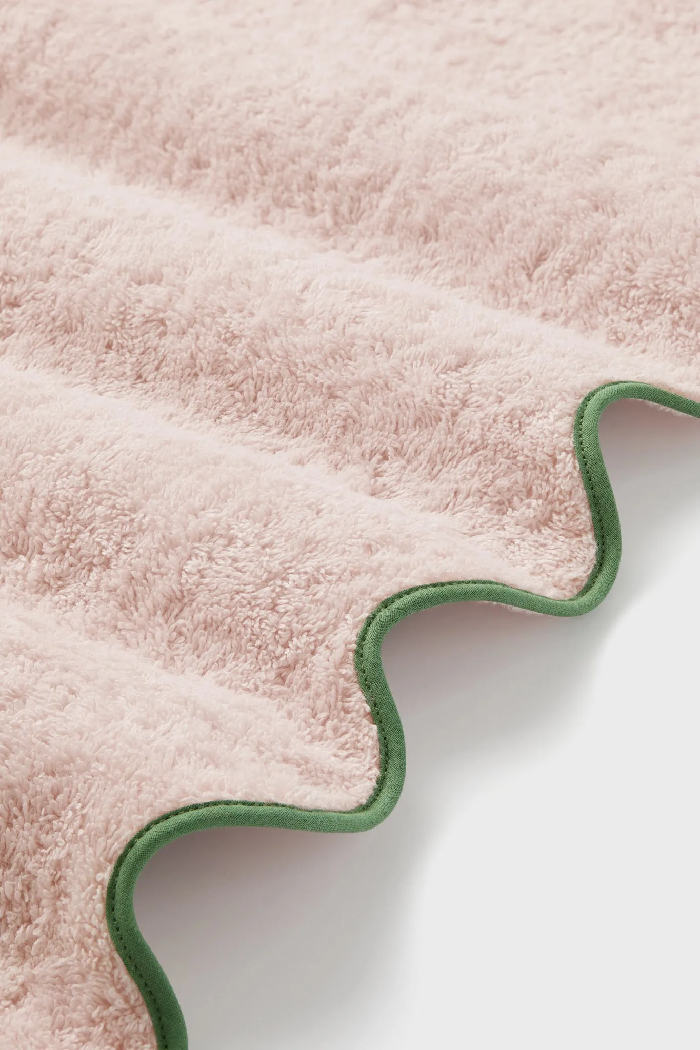 Exclusive Blush and Palm Cairo Scallop Bath Towel