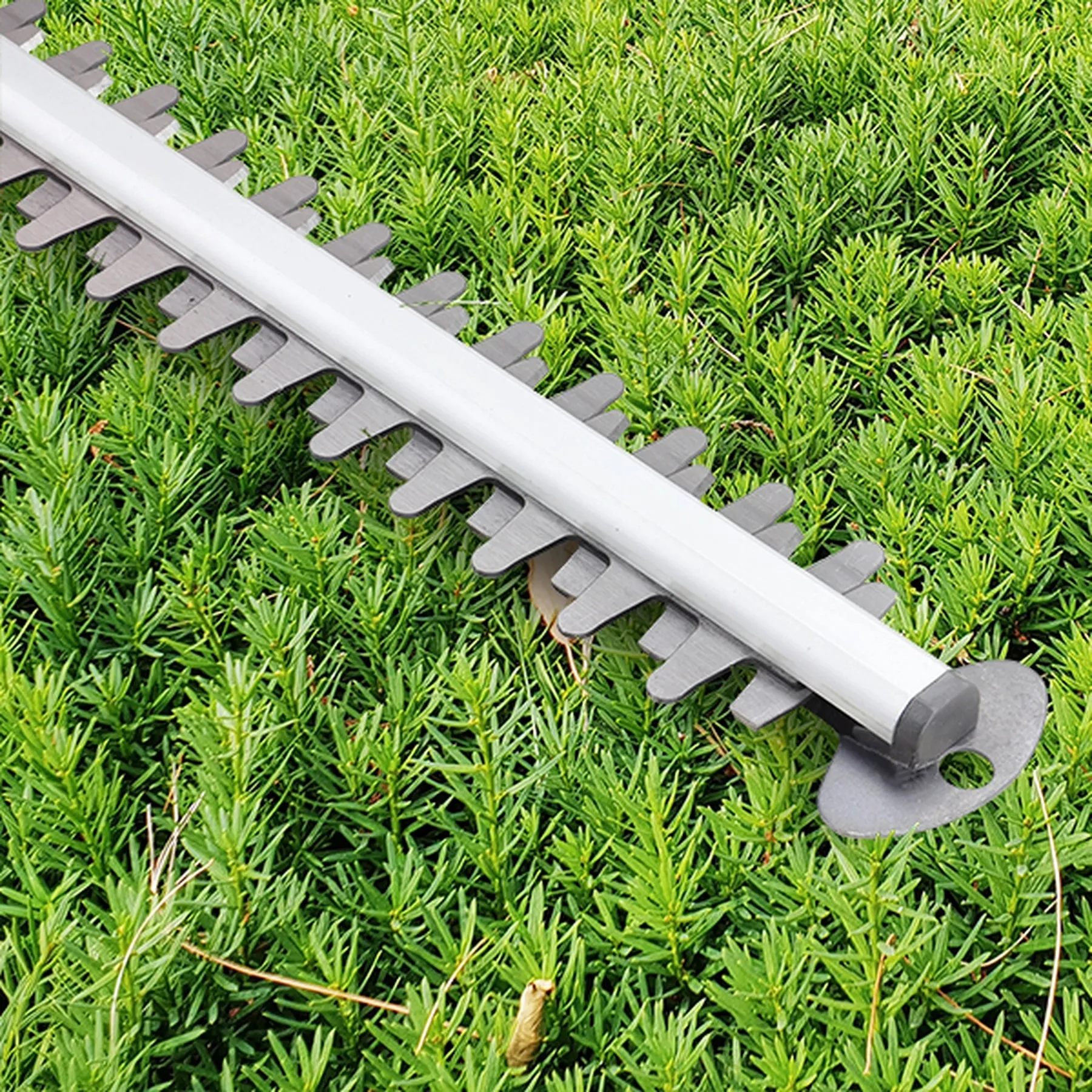 Hyundai HYPHT550E Electric Long Reach Hedge Trimmer 550W 450mm