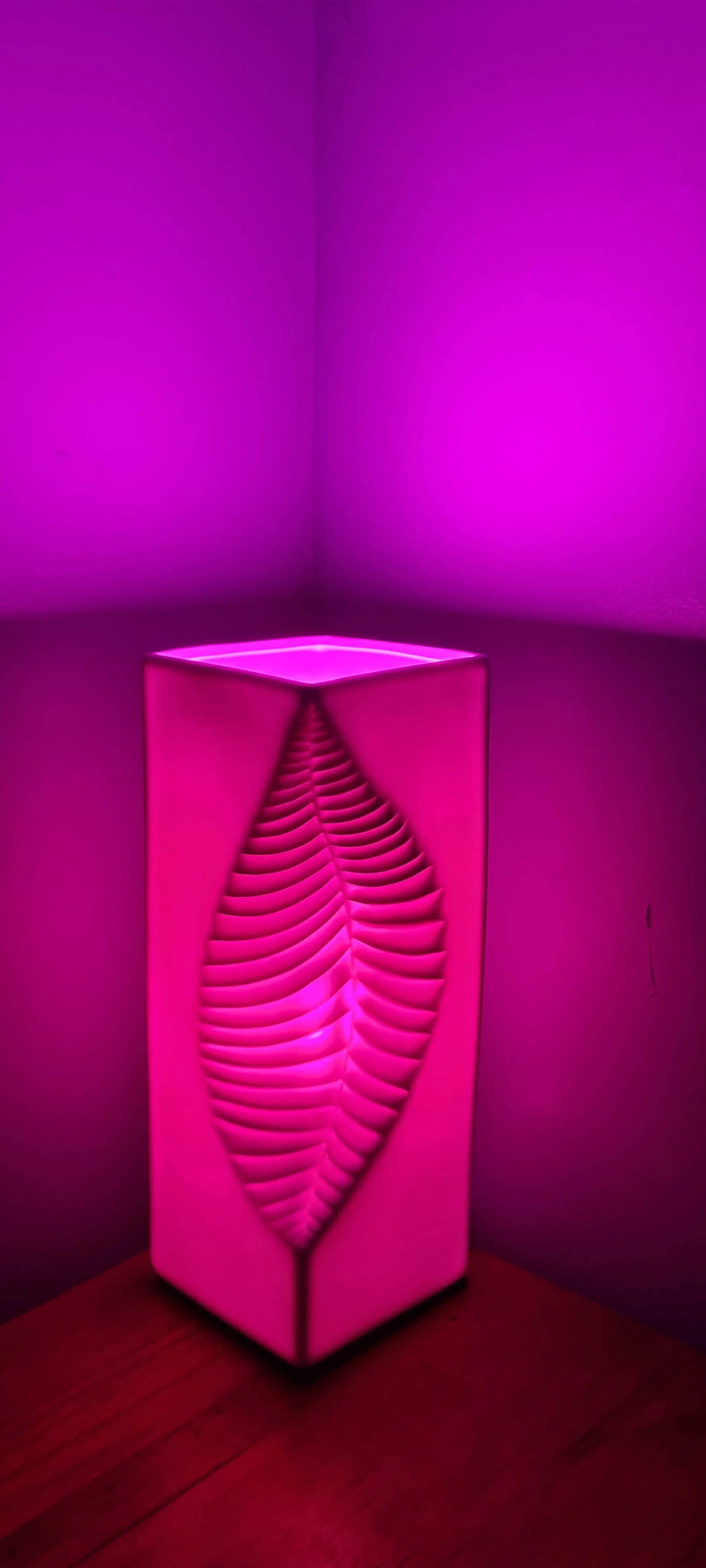 MAGENTA LEAF INDENT CERAMIC LAMP