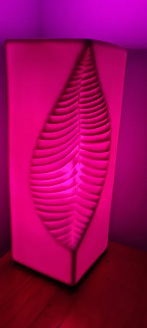MAGENTA LEAF INDENT CERAMIC LAMP