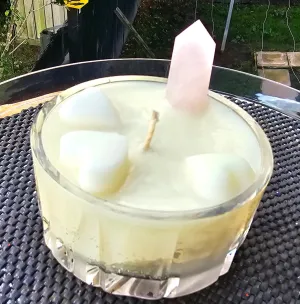 ROSE QUARTZ POINT FRENCH VANILLA CANDLE