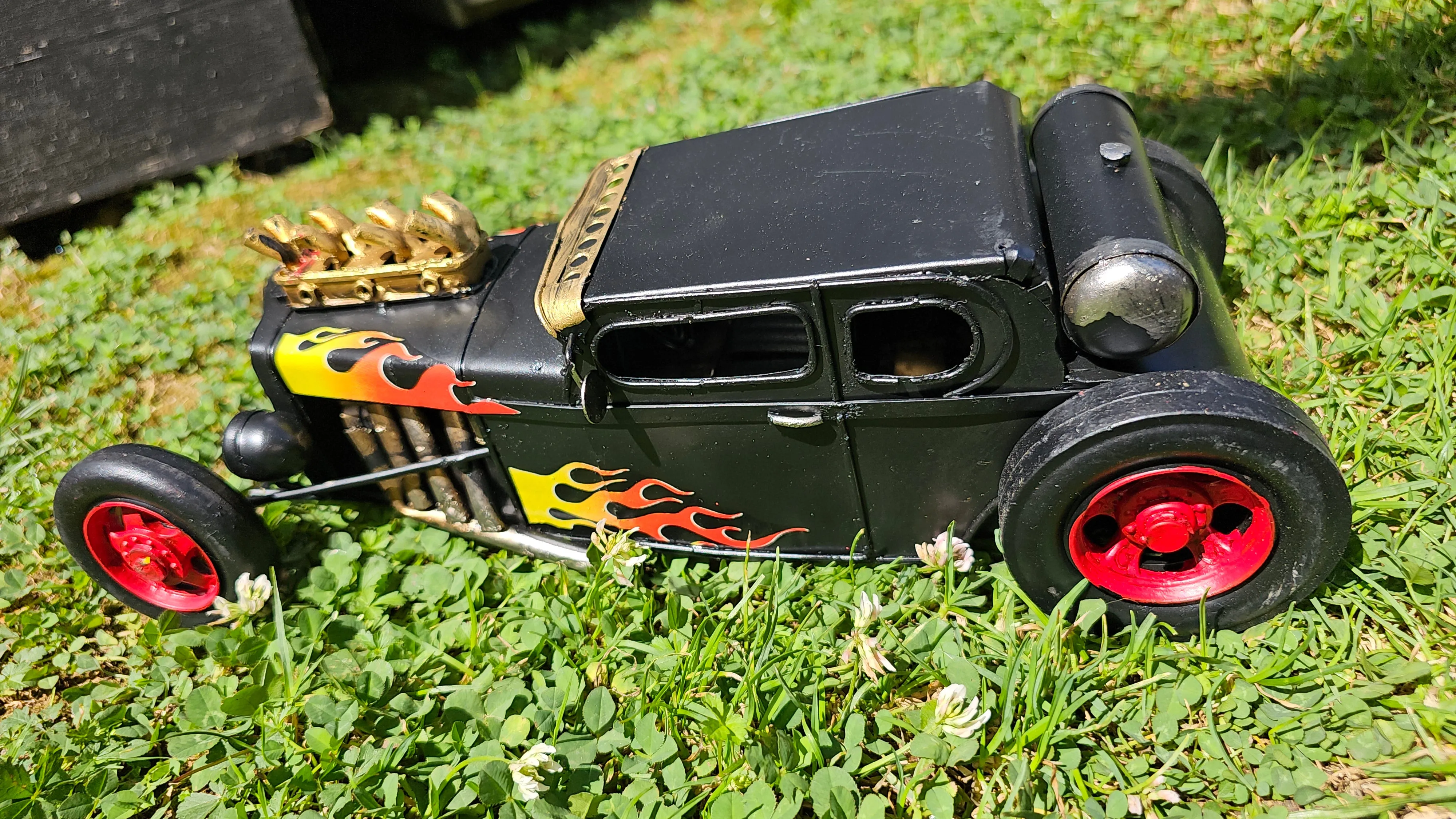V8 HOT ROD WITH BLOWER